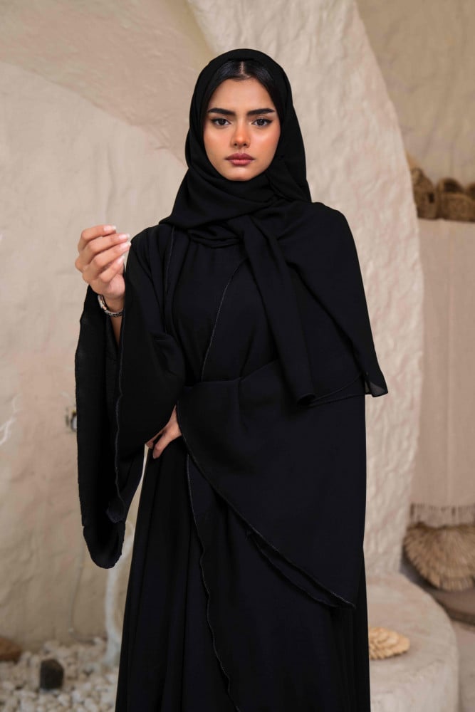 عباية اسود مع فستان ساده