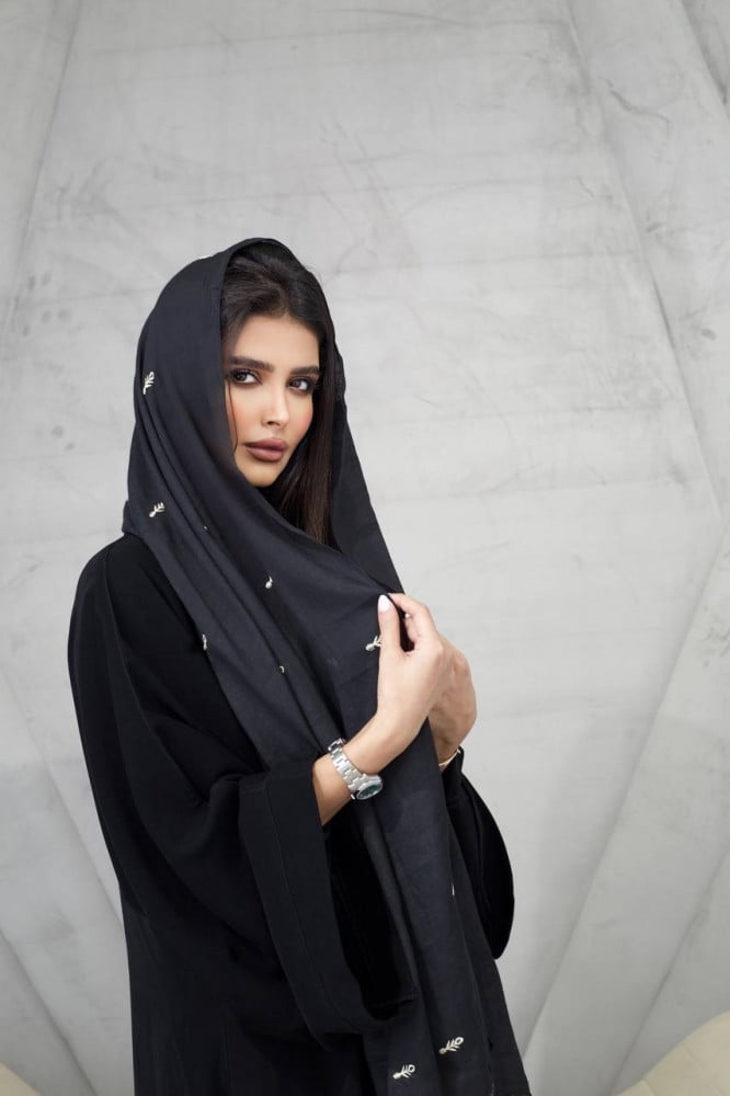 طرحة اسود بتطريز ابيض ناعم