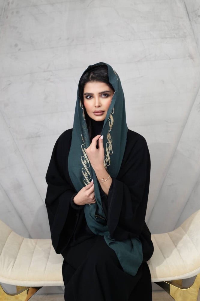 طرحة بلون زيتي وذهبي