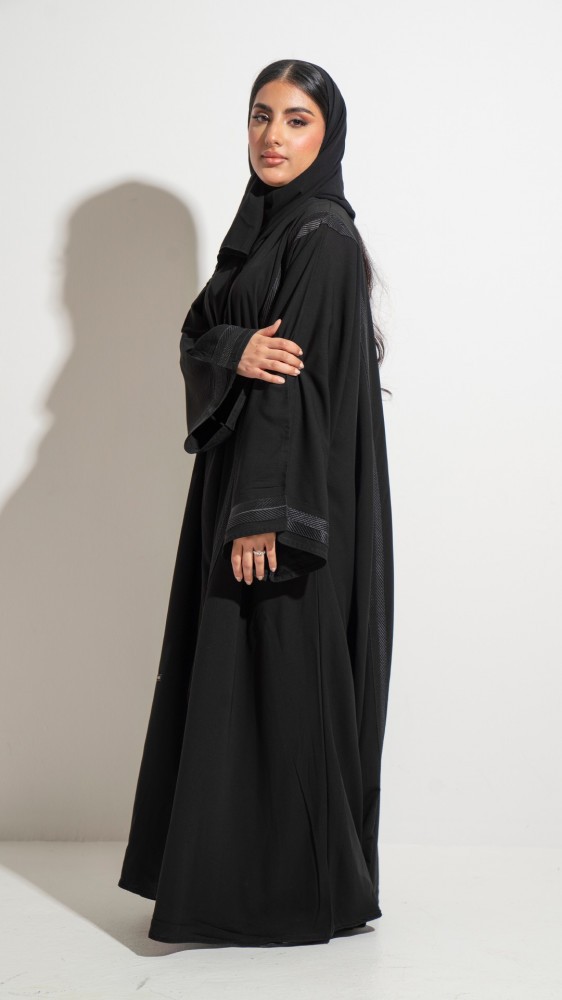 عباية مزينة بكلفه اسود