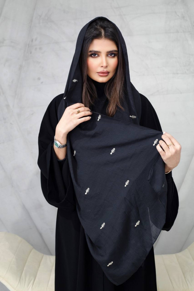 طرحة اسود بتطريز ابيض ناعم