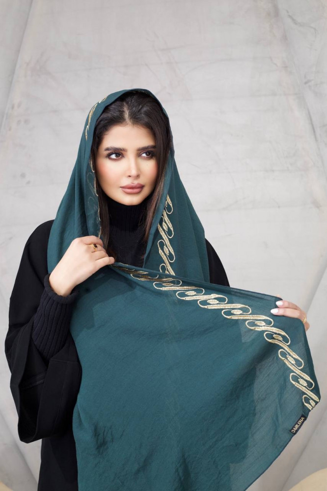 طرحة بلون زيتي وذهبي