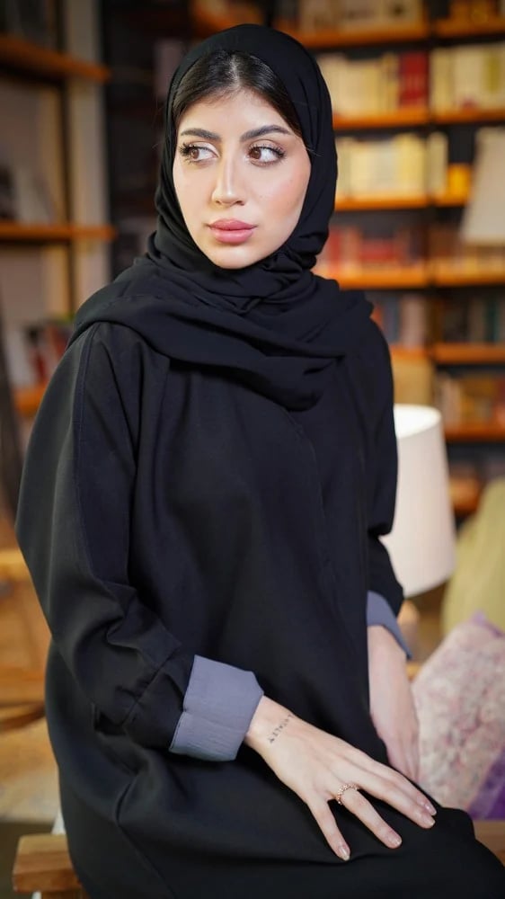 عبايه باكمام رمادي مثنيه