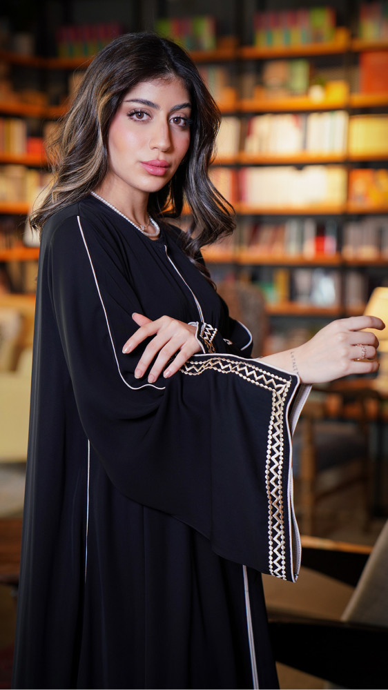 عباية مغلقه بتطريز سكري