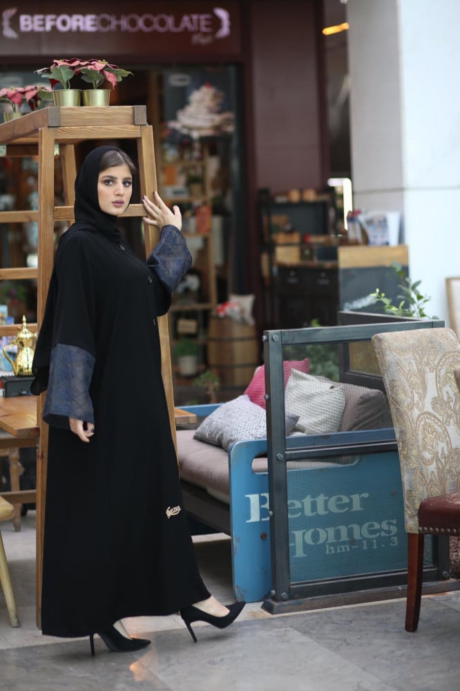 عباية اكمام من الاورجنزا مطرزه بالحرير الازرق
