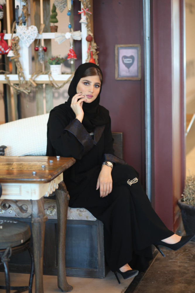 عباية بياقة عريضه