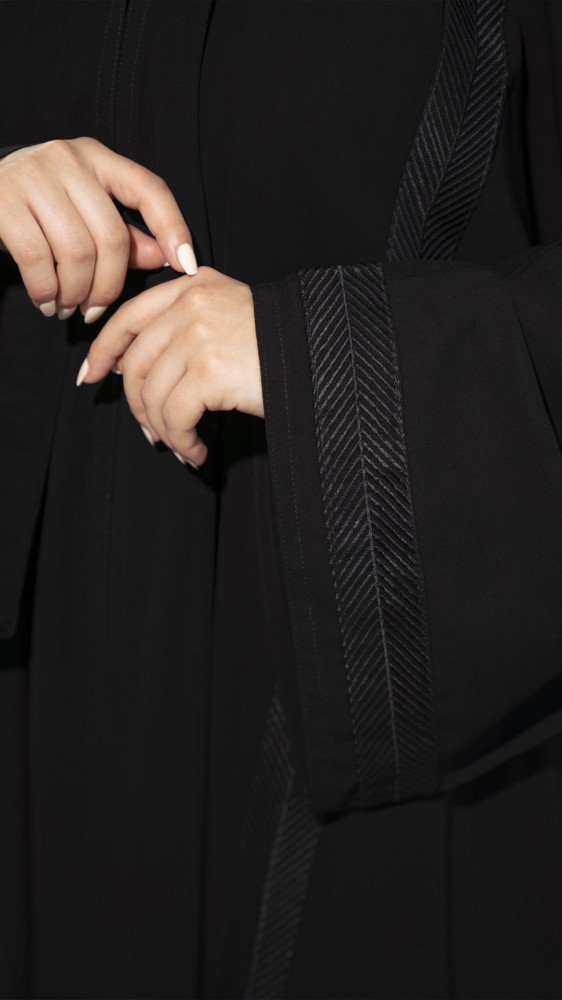 عباية مزينة بكلفه اسود