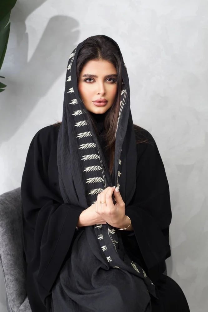 طرحة اسود مطرزه بابيض