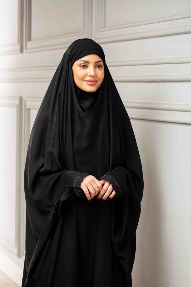 عباية راس مزينة بكرستال حول معصم اليد