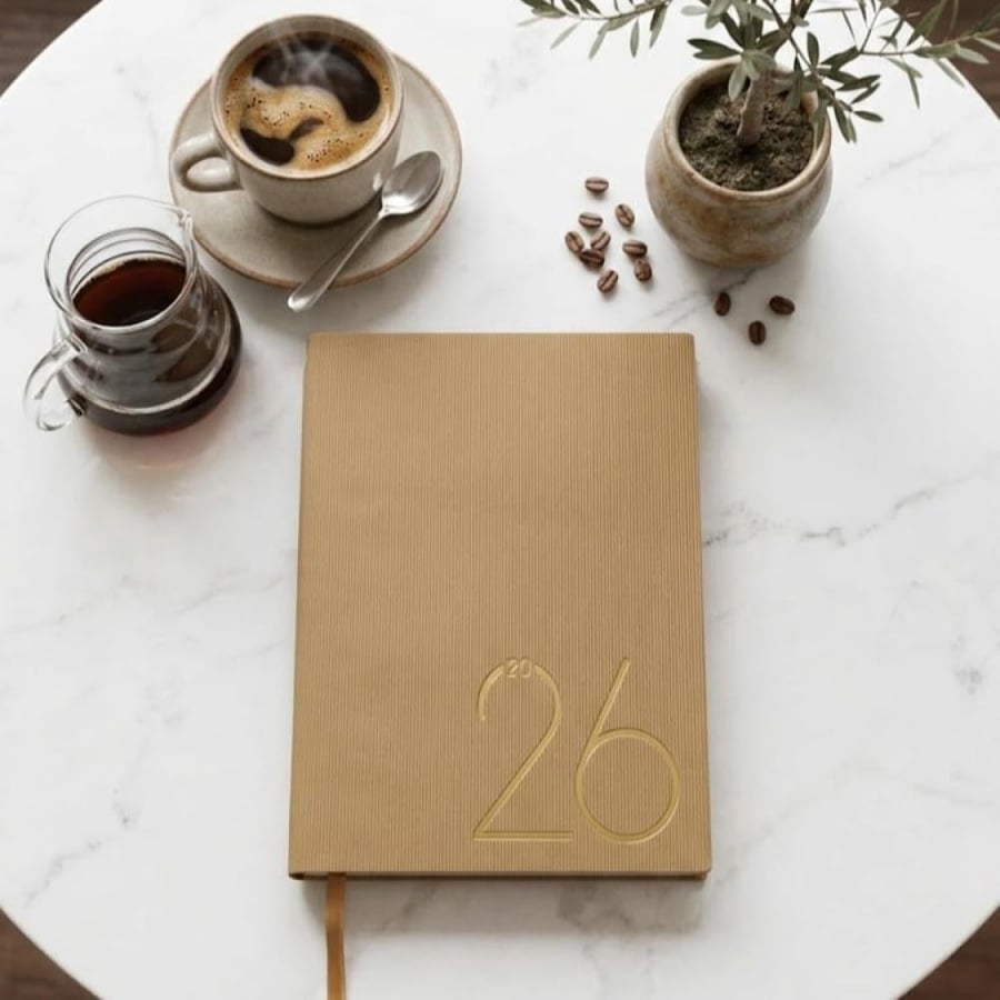 مفكرة 2026 فاخرة — بيج بلمسة ذهبية
