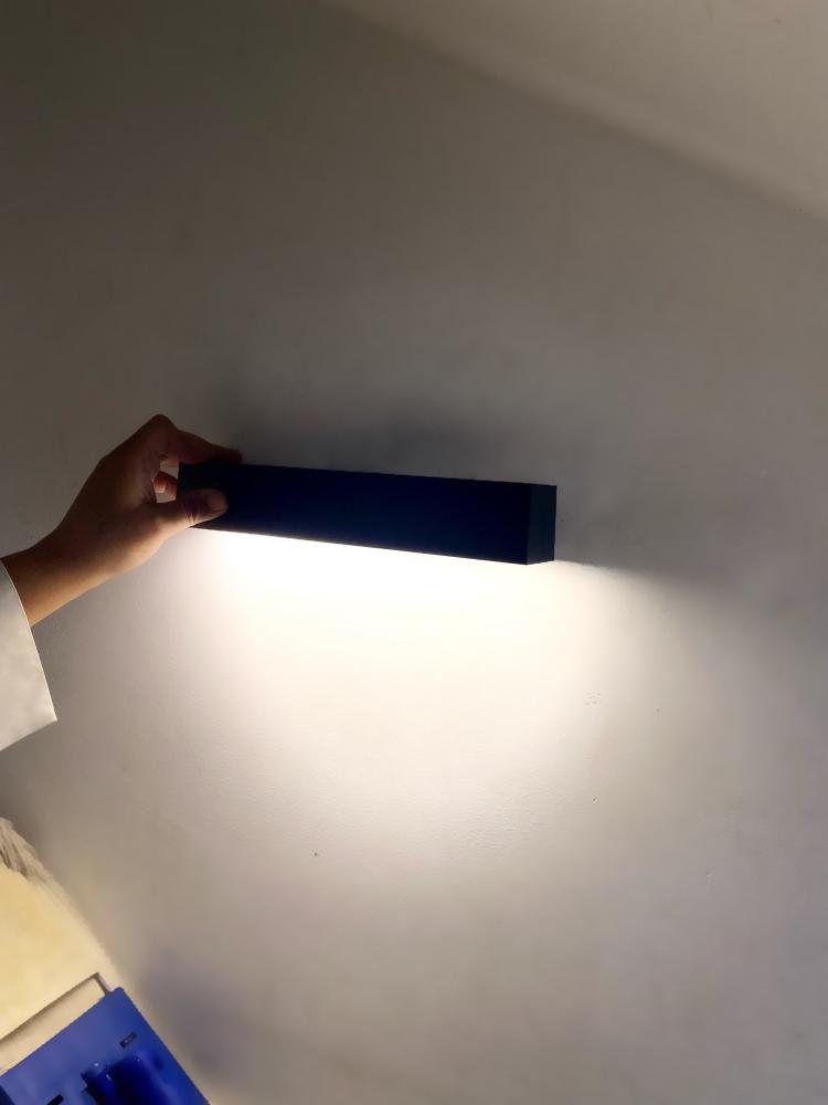 Sun-powered wall lighting