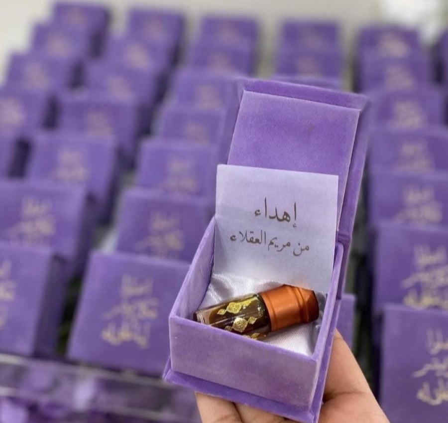 علبة مخمل مع ربع تولة دهن عود-24 حبة