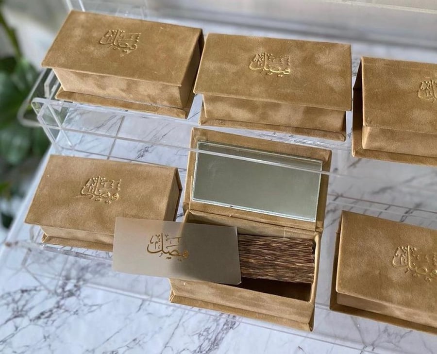 علب مخمل مع شريحة عود ڤيتنامي- 24 حبة