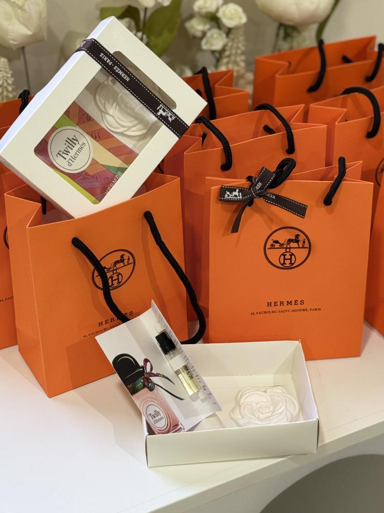 عطر ايرميز 2 مل + تعليقة الوردة مع كيس
