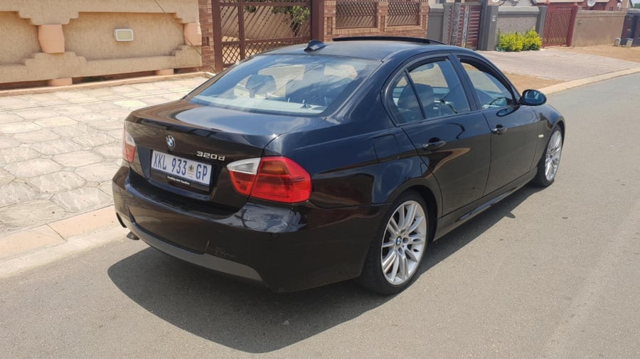اصطب شنطة يمين بي ام دبليو الفئة الثالثة BMW