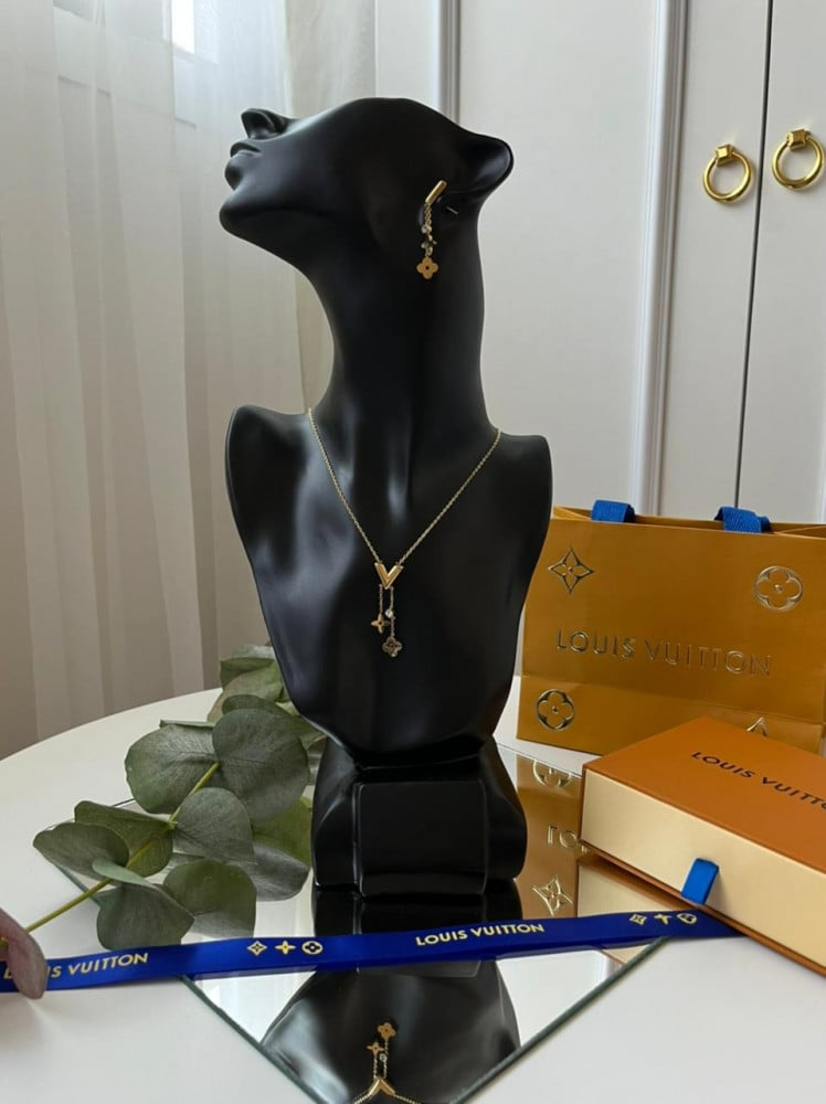 سلسال وحلق Louis Vuitton