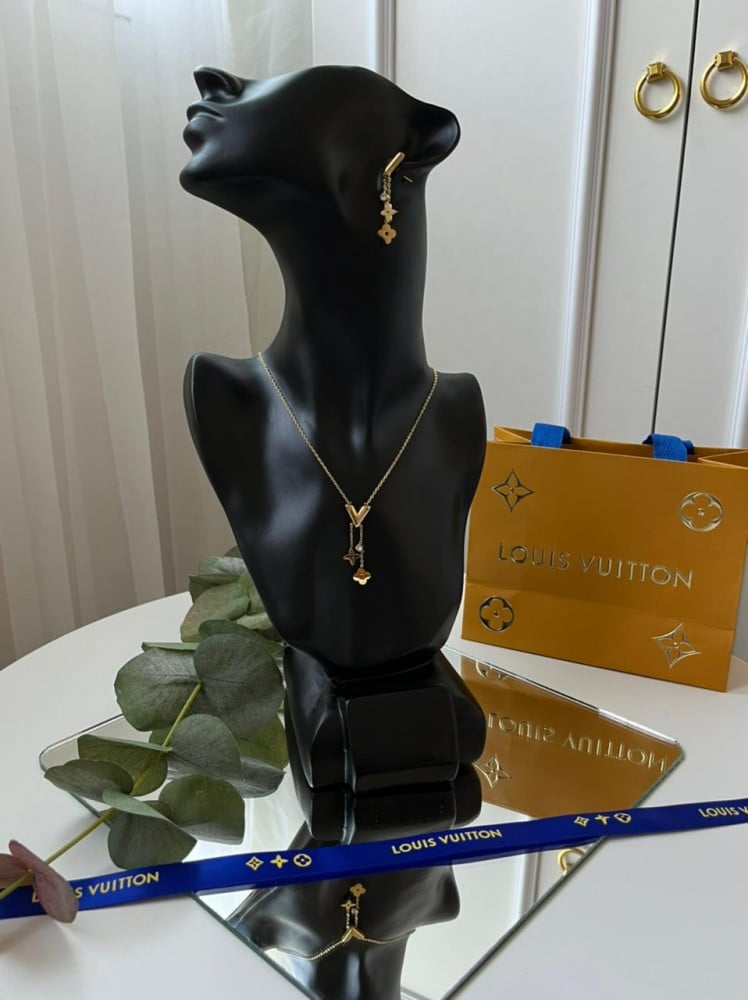 سلسال وحلق Louis Vuitton
