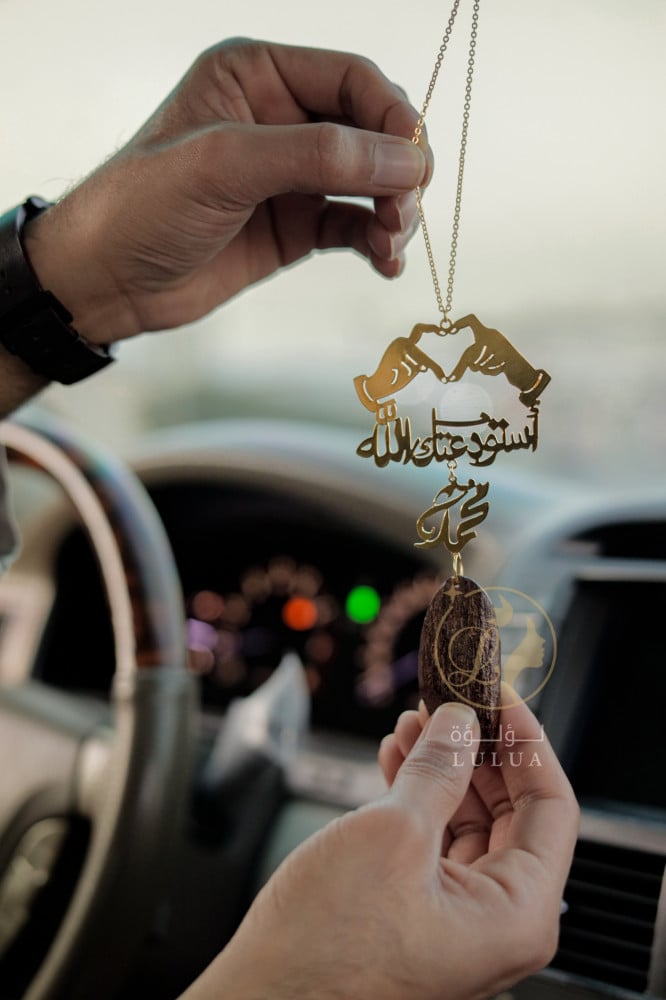 تعليقة بشكل قلب بيدين ترند تهديه لمن تحب متجر لؤلؤةالمملكة