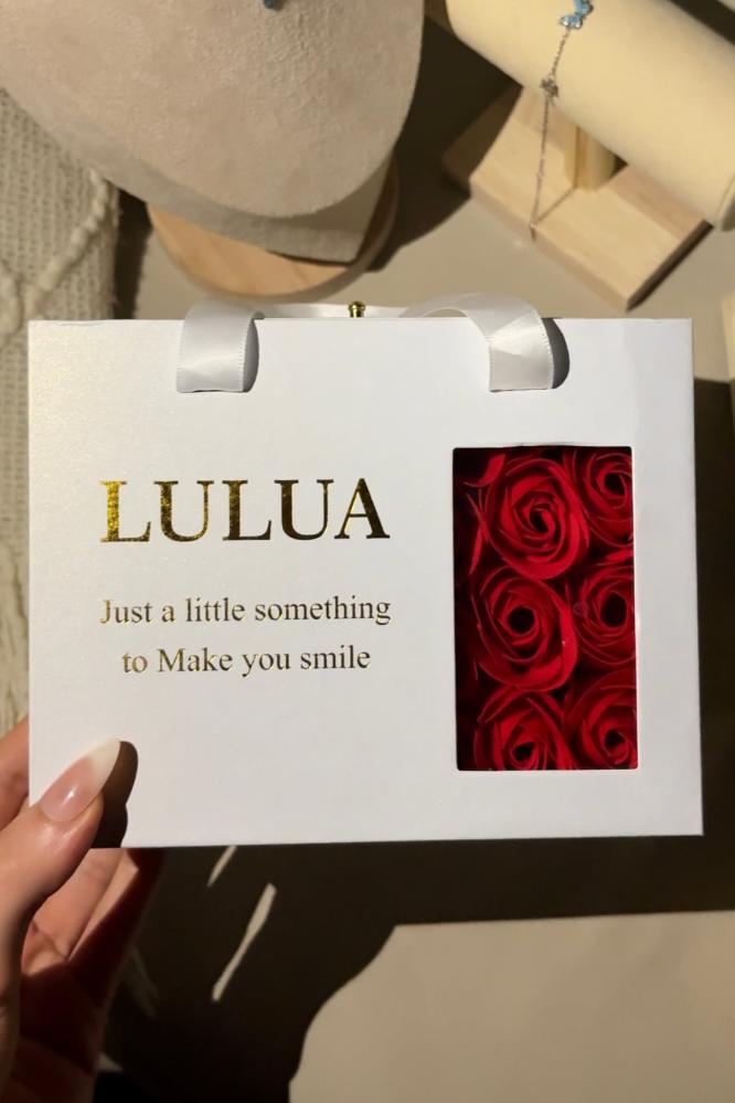 سلسال قلب الذكرى بالاسم مع بوكس ورد LULUA