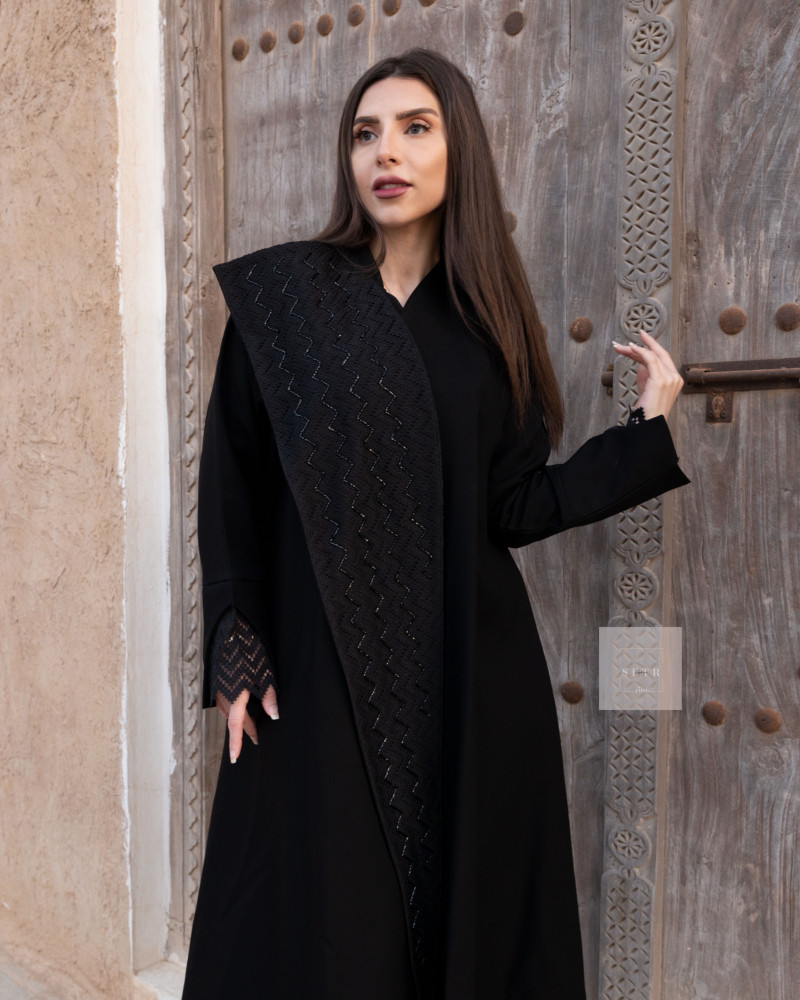 عبايه كريب واقف مع تفاصيل بالقماش المطرز من الام والاكمام