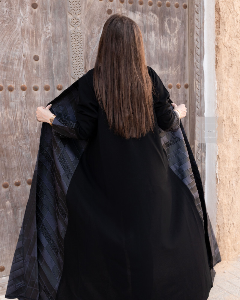 عباية كريب ناعم مع تفته واقفه من الامام  بتطريز خرز