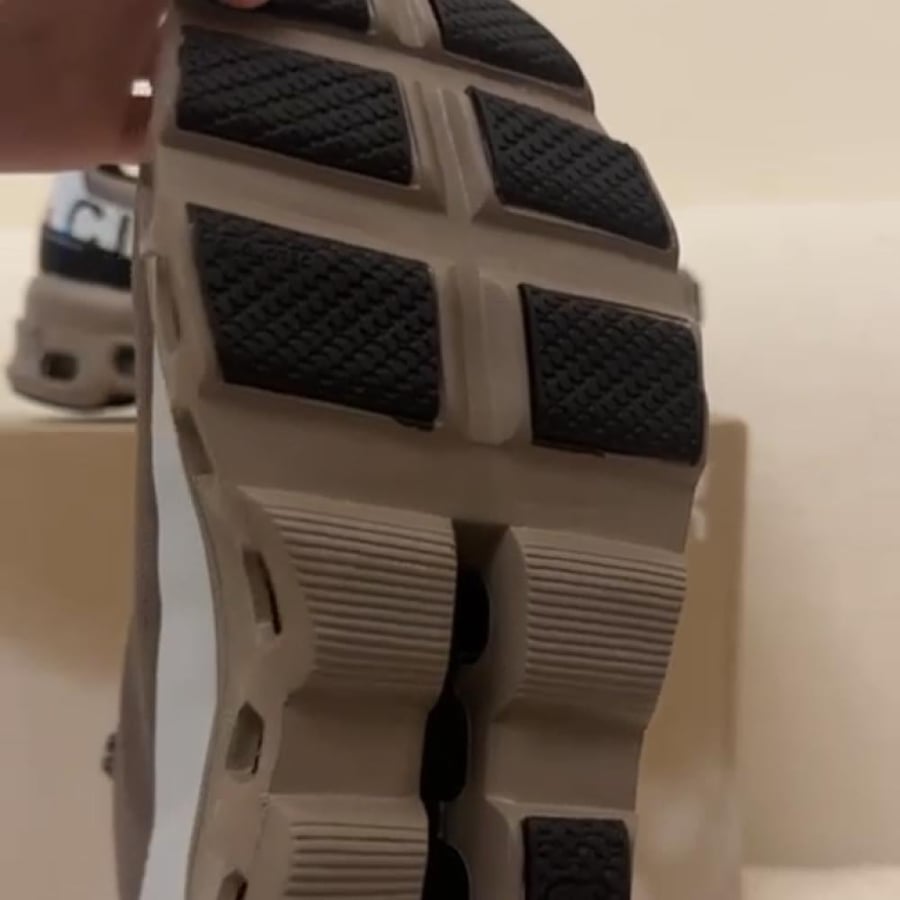 On Running Cloudmonster sneakers