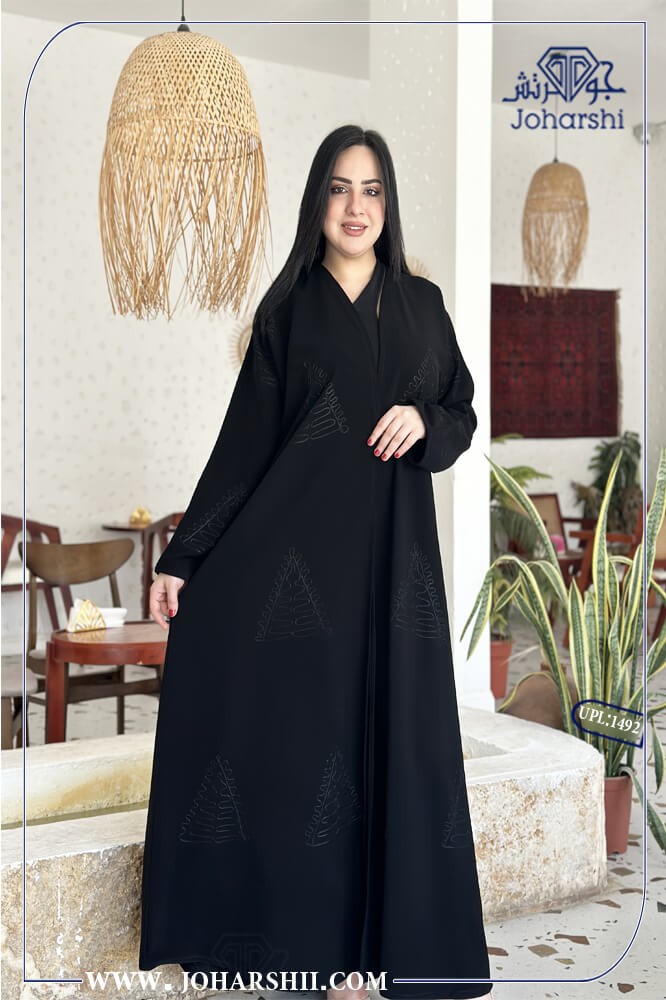 عباية سوداء مطرزة من الامام والجنب