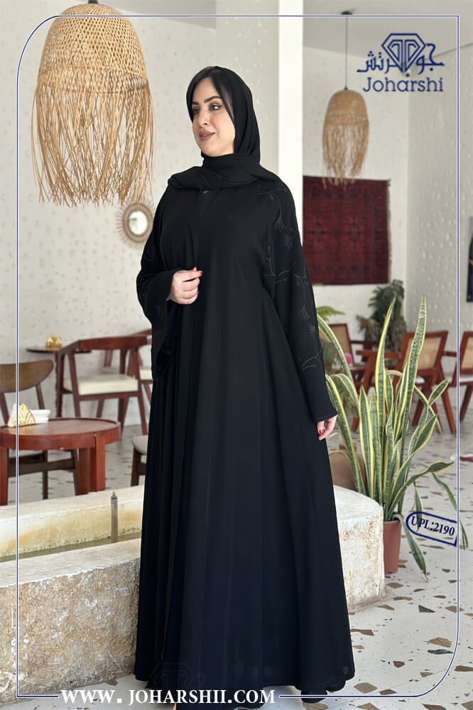 عبايات سوداء مطرزة بالكريستال