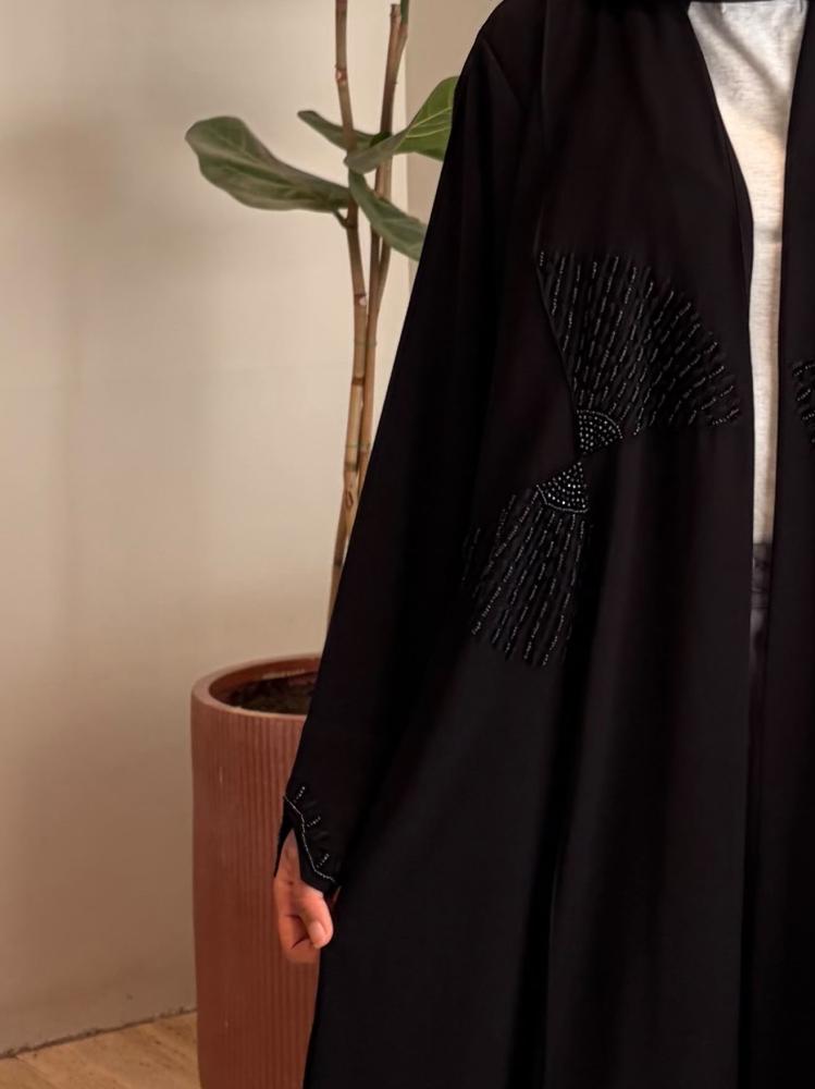 0311  عباية :كريب ملكي مع شك يدوي  والقصة :نص كلوش