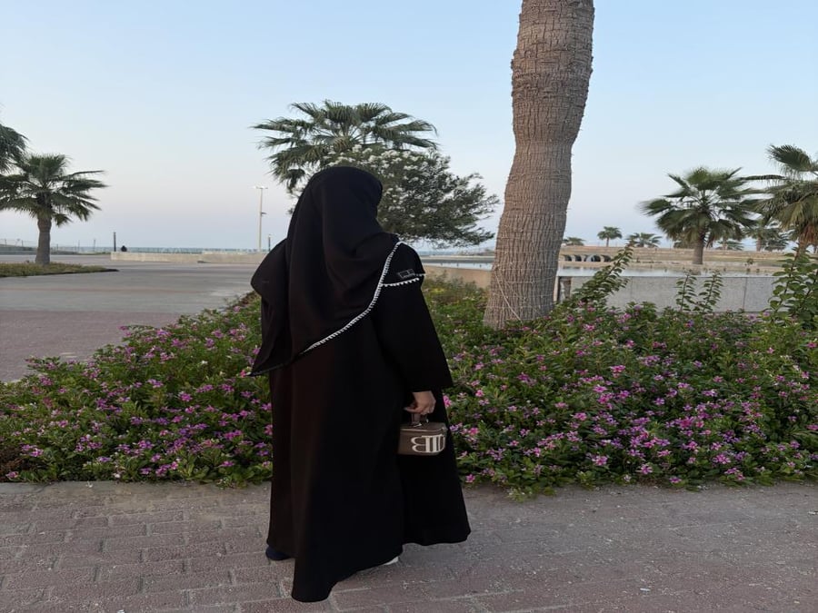 0318 عباية كريب وتدخيلة كلفة اوف وايت  وكلفةبالطرحة  والقصة نص كلوش  ا