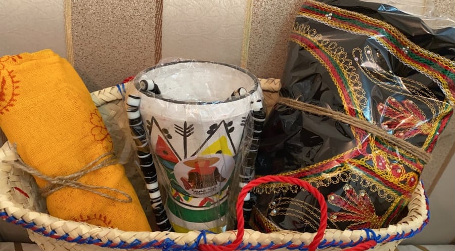 هديه الغاليه ثوب عسيري كريب +منديل عسيري +مبخر تراثي +تغليف بسله تراثيه