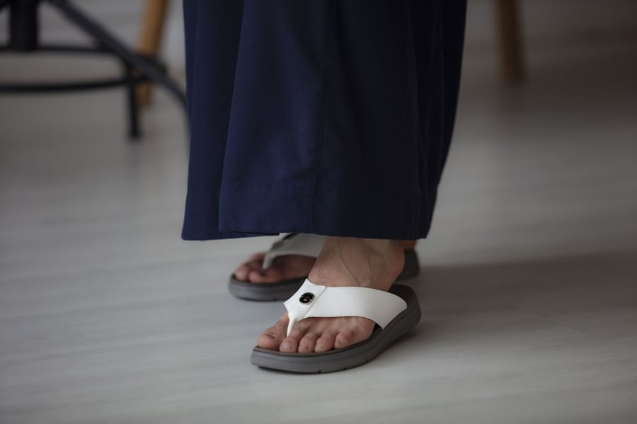 حذاء شرقي أبيض