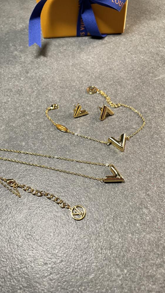 طقم Lv ذهبي وفضي