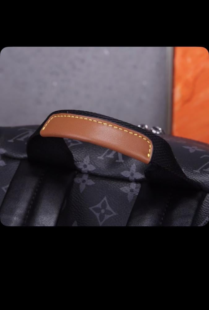 شنطة ظهر أنيقة من Louis Vuitton بتصميم عملي وفخم
