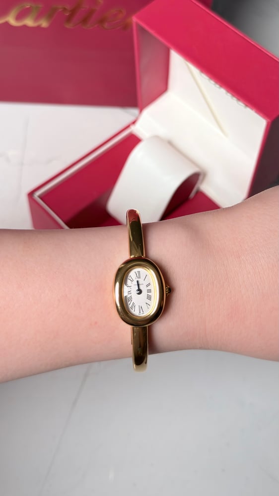 ساعة أنيقة من Cartier بتصميم ناعم وأنثوي يلفت النظر