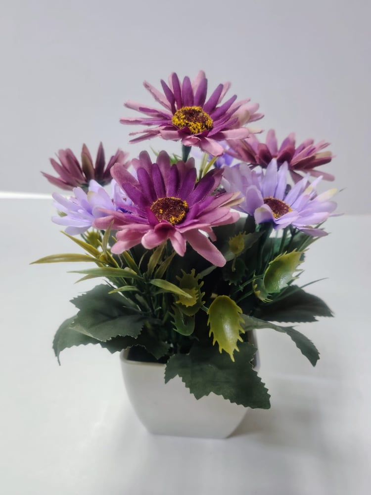 Purple Daisy Faux Flower Plant with Greenery in Decorative Pot نبات ديزي أرجواني مزخرف مع نباتات خضراء في وعاء زخرفي