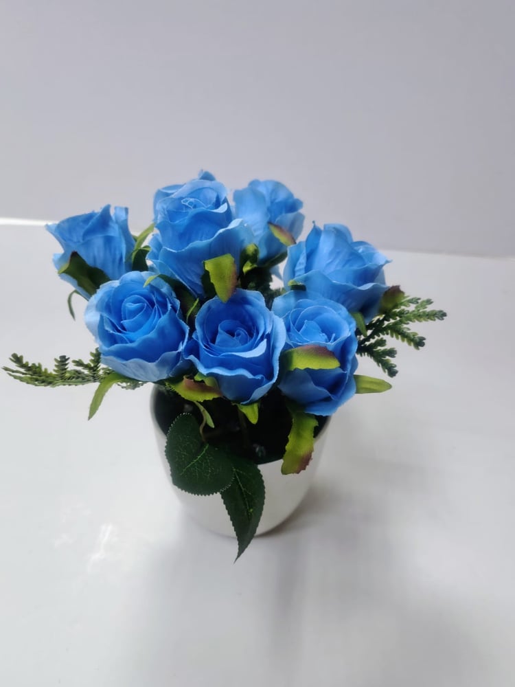 Realistic Blue Rose Faux Flower Arrangement in Decorative Pot تنسيق زهور اصطناعية من الورد الأزرق الواقعي في وعاء مزخرف