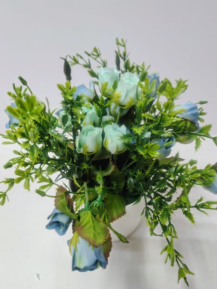 Artificial Blue Rose & Green Foliage Table Top Bouquet باقة من الورود الزرقاء الاصطناعية وأوراق الشجر الخضراء لتزيين الطاولة