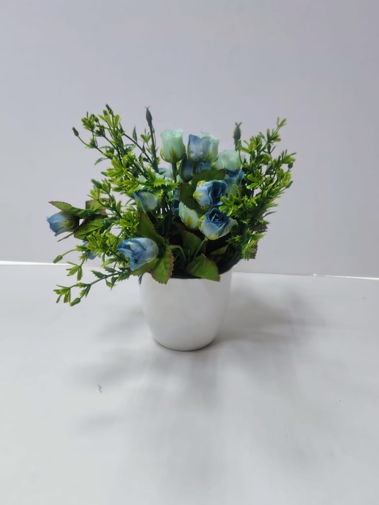 Artificial Blue Rose & Green Foliage Table Top Bouquet باقة من الورود الزرقاء الاصطناعية وأوراق الشجر الخضراء لتزيين الطاولة