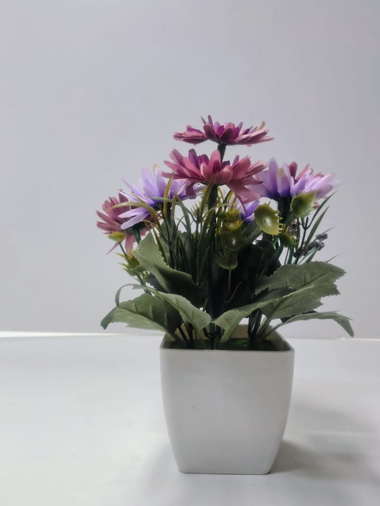 Purple Daisy Faux Flower Plant with Greenery in Decorative Pot نبات ديزي أرجواني مزخرف مع نباتات خضراء في وعاء زخرفي