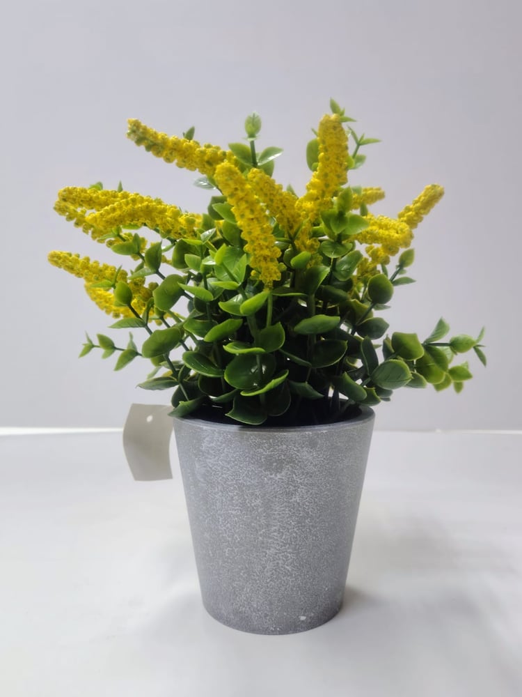 Desktop Decor: Mini Yellow Floral Arrangement ديكور سطح المكتب: تنسيقات زهور صفراء صغيرة