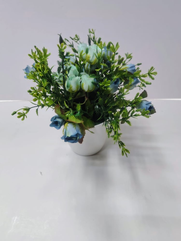 Artificial Blue Rose & Green Foliage Table Top Bouquet باقة من الورود الزرقاء الاصطناعية وأوراق الشجر الخضراء لتزيين الطاولة