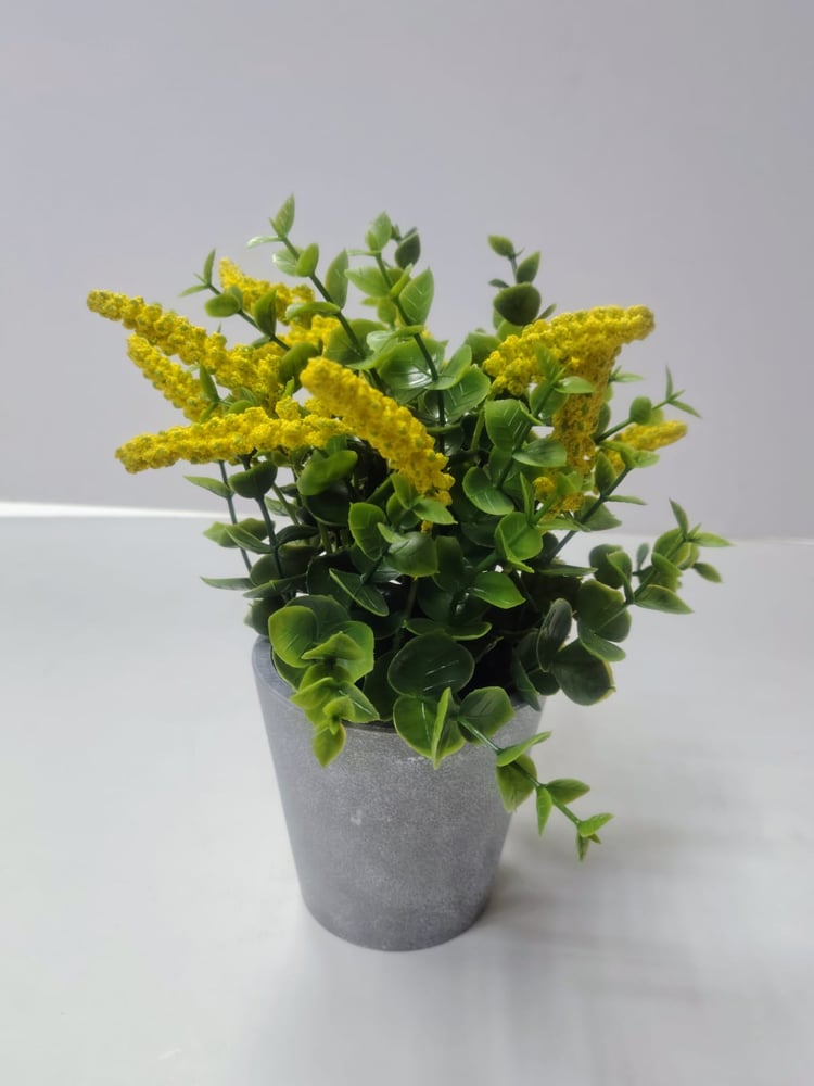 Desktop Decor: Mini Yellow Floral Arrangement ديكور سطح المكتب: تنسيقات زهور صفراء صغيرة