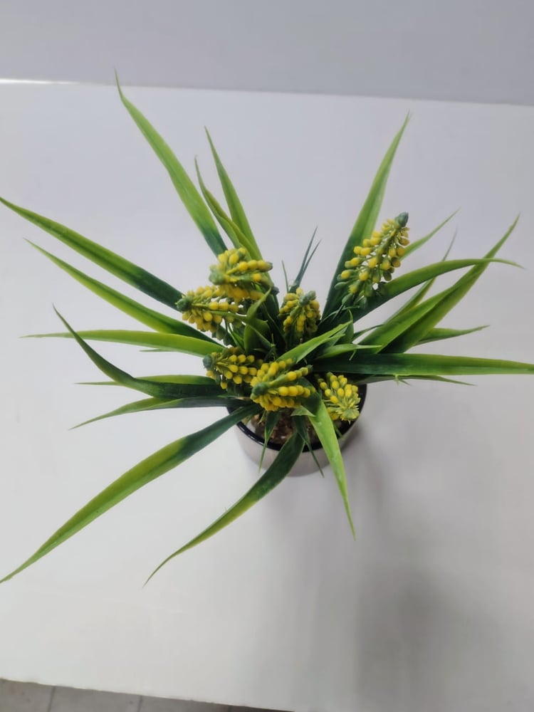 Small Artificial Pink Flower and Greenery in Gold-Accented Planter زهرة وردية اصطناعية صغيرة ونباتات خضراء في أصيص مزين بالذهب