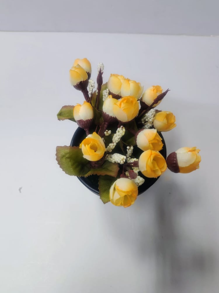 Artificial Yellow Rose Flower Pot وعاء زهور الورد الأصفر الاصطناعي
