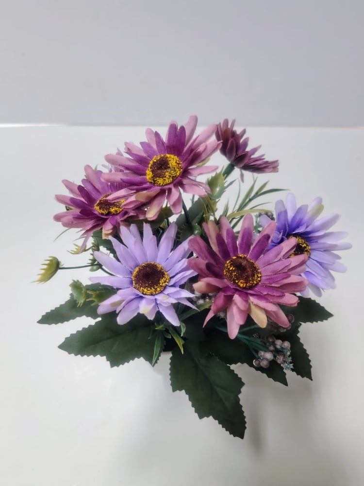 Purple Daisy Faux Flower Plant with Greenery in Decorative Pot نبات ديزي أرجواني مزخرف مع نباتات خضراء في وعاء زخرفي