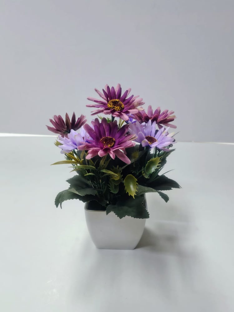 Purple Daisy Faux Flower Plant with Greenery in Decorative Pot نبات ديزي أرجواني مزخرف مع نباتات خضراء في وعاء زخرفي