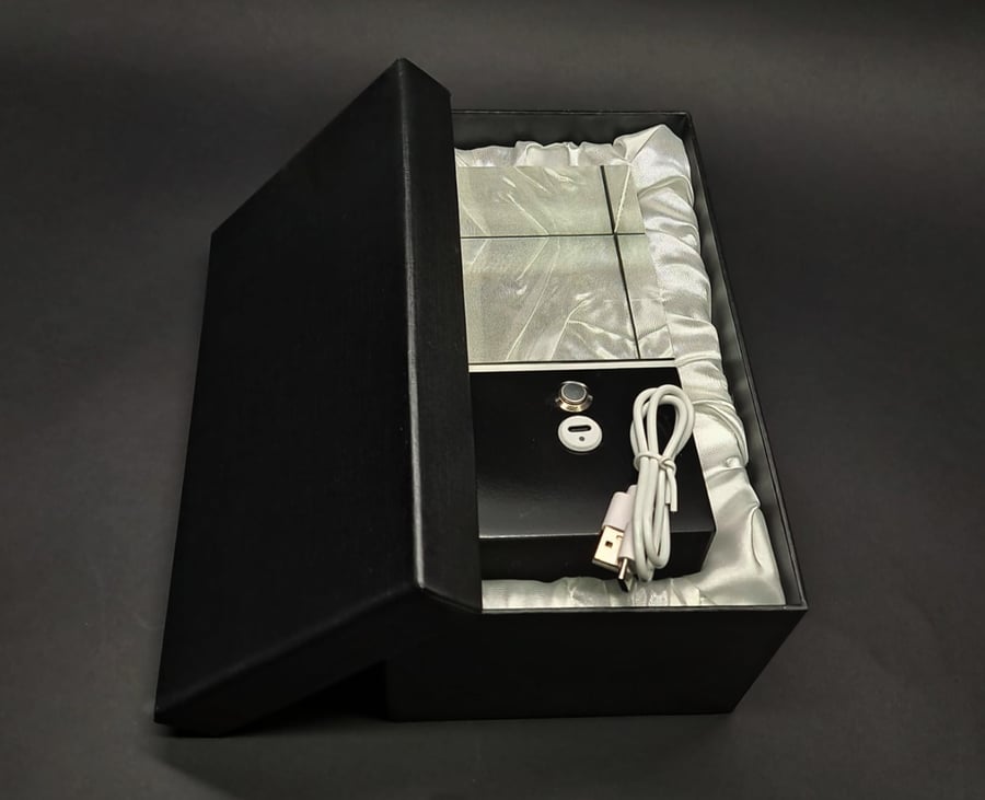 مكعب كريستال بقاعدة سوداء مع اضاءة LED