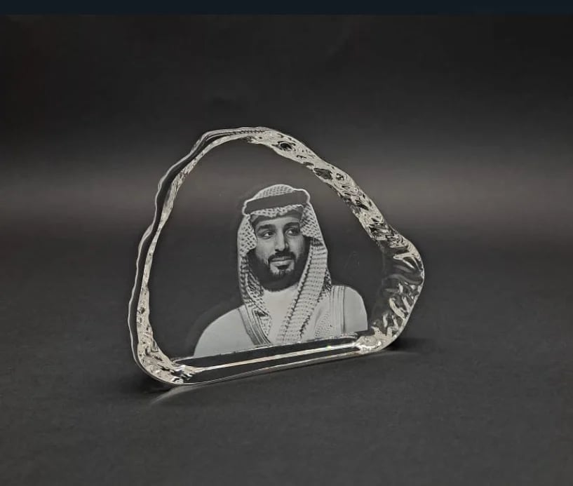 صخرة كريستال محفورة بتقنية ثنائي الابعاد