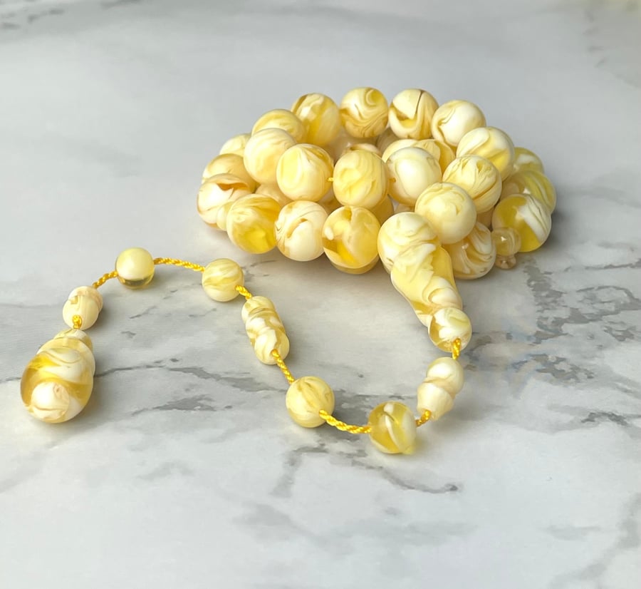 A bracelet similar to electricity